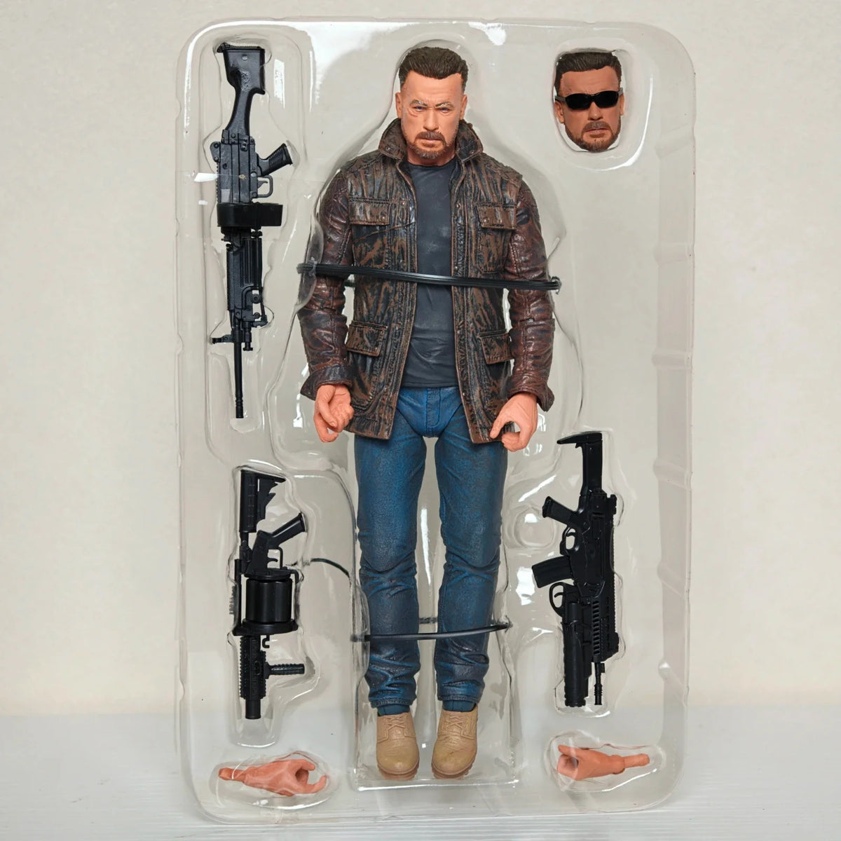 NECA Terminator Dark Fate T-800 Arnold Schwarzenegger Action Figure With Exchangeable Head & Multiple Guns Weapons Toy Gift